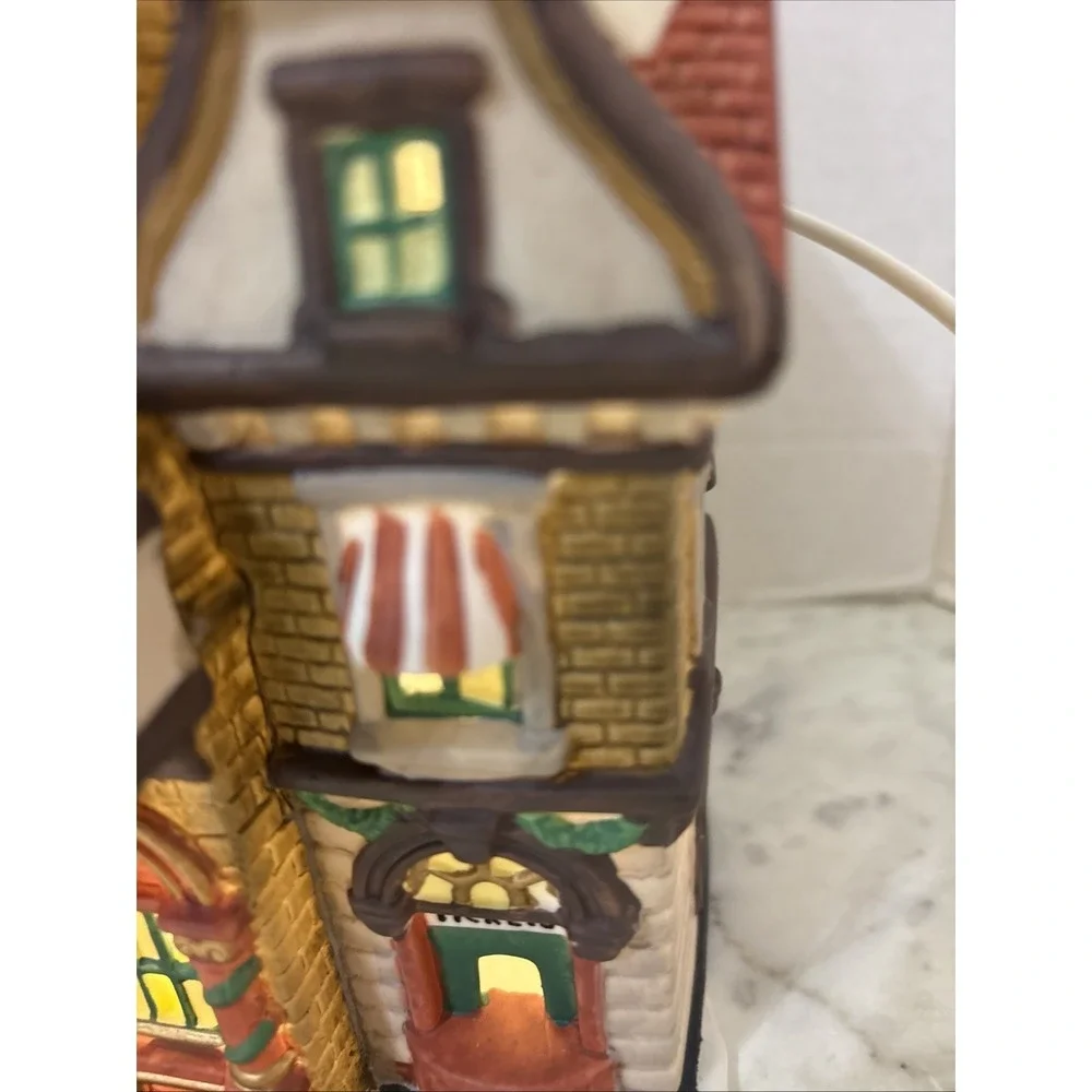 Heartland‎ Valley Village Theater Christmas Deluxe Porcelain Lighted House Works